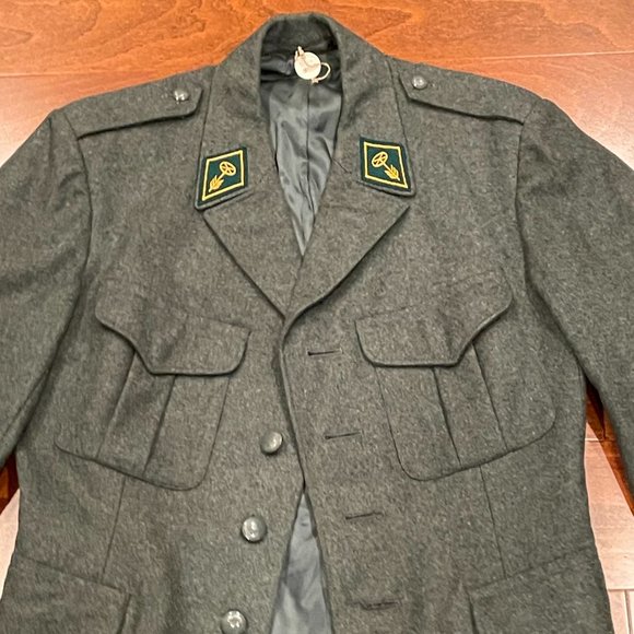 Vintage Gray Blazer with Green Accents - Picture 4 of 10